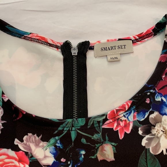 Vibrant little flowered top - Picture 3 of 4